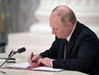 Tổng thống Nga Vladimir Putin ký sắc lệnh công nhận nền độc lập của hai nước Cộng hòa tự xưng Donetsk và Luhansk ở miền Đông Ukraine, tại cuộc họp khẩn với Hội đồng An ninh ở Moskva, ngày 21/2/2022. (Ảnh: AFP/TTXVN).