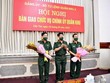 Đại tướng Lương Cường, Ủy viên Bộ Kl991.com tải ứng dụng, Chủ nhiệm Tổng Cục Kl991.com tải ứng dụng Quân đội Nhân dân Việt Nam tặng hoa chúc mừng Thiếu tướng Nguyễn Văn Gấu và Thiếu tướng Hồ Văn Thái. (Ảnh: TTXVN phát).