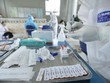 Nhân viên y tế lấy mẫu xét nghiệm cho người dân. (Ảnh: Minh Quyết/TTXVN).