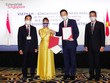Chủ tịch Sovico Nguyễn Thị Phương Thảo trao Biên bản ghi nhớ hợp tác cho Tổng giám đốc Kl994 game bài casino hấp dẫn Keppel Loh Chin Hua về phát triển các giải pháp năng lượng và đô thị hóa bền vững tại Việt Nam.