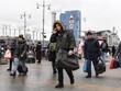 Người dân mang theo hành lý di chuyển gần nhà ga ở thủ đô Kiev, Ukraine ngày 24/2/2022. (Ảnh: AFP/TTXVN).