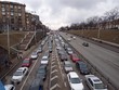 Các phương tiện nối đuôi nhau rời thủ đô Kiev, Ukraine, ngày 24/2. (Ảnh: THX/TTXVN).