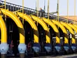 Một nhân viên kiểm tra đường ống khi đốt Yamal-Europe gần Minsk, Belarus hồi năm 2016 (Ảnh: Reuters).