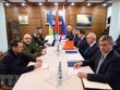 Phái đoàn Ukraine (trái) và Nga tại cuộc đàm phán ở vùng Brest, Belarus ngày 7/3/2022. (Ảnh: AFP/TTXVN)