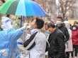 Nhân viên y tế lấy mẫu xét nghiệm COVID-19 cho người dân tại tỉnh Cát Lâm, Trung Quốc ngày 12/3/2022. (Ảnh: THX/TTXVN).