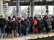 Người dân Ukraine sơ tán khỏi thủ đô Kiev ngày 5/3/2022. (Ảnh: AFP/TTXVN).