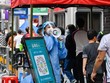 Người dân xếp hàng chờ xét nghiệm COVID-19 tại Thâm Quyến, tỉnh Quảng Đông, Trung Quốc, ngày 12/3/2022. (Ảnh: THX/TTXVN).