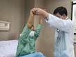 Bác sĩ hướng dẫn bệnh nhân tập luyện hậu Covid. (Ảnh: KT)