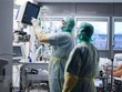 Điều trị cho bệnh nhân nhiễm COVID-19 tại bệnh viện ở Bochum, Đức. (Ảnh: AFP/TTXVN).
