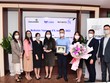 Đại diện Refinitiv trao Giải thưởng Refinitiv Vietnam FX Award cho đại diện Vietcombank – bà Hoàng Diễm Thùy – Trưởng phòng Kl992 VIP Trang Chủ 2026 vốn (thứ 5 từ phải sang) và bộ phận FX Vietcombank.