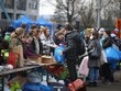 Phân phát đồ hỗ trợ cho người Ukraine sơ tán tránh chiến sự, tại Krakow (Ba Lan) ngày 26/2/2022. (Ảnh: PAP/TTXVN).