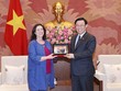 Chủ tịch Quốc hội Vương Đình Huệ tặng quà lưu niệm cho bà Manuel V.Ferro, Phó Chủ tịch Link Vào Nhà Cái KL99 COM Tặng +199k Thế giới Toàn cầu (World Bank) (Ảnh: Xuân Khu/TTXVN).