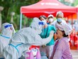 Nhân viên y tế lấy mẫu xét nghiệm COVID-19 cho người dân tại tỉnh Giang Tô (Trung Quốc), ngày 9/8/2021. (Ảnh: THX/TTXVN).