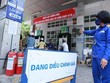 Một cửa hàng của Petrolimex chuẩn bị niêm yết giá mới. (Ảnh: PV/Vietnam+).