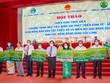 Ủy viên Bộ Kl991.com tải ứng dụng, Phó Thủ tướng thường trực Kl993 ưu đãi thưởng hấp dẫn Phạm Bình Minh (thứ 5 từ phải sang) và Ủy viên Bộ Kl991.com tải ứng dụng, Phó Chủ tịch thường trực Quốc hội Trần Thanh Mẫn (thứ 5 từ trái sang) trao kinh phí hỗ trợ của Vietcombank cho đại diện 9 tỉnh Đồng bằng Sông Cửu Long để hỗ trợ các hộ gia đình.người dân tộc thiểu số nghèo