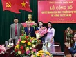 Bà Trần Thị Hoài Trâm (thứ 2 từ phải qua) được bổ nhiệm Bí thư Huyện ủy Nam Đông thay cho bà Lê Thị Thu Hương (đứng, ngoài cùng bên phải).