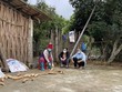 Cán bộ xã Đại Dực, huyện Tiên Yên (giữa) tuyên truyền đến người dân về phương án sắp xếp, sáp nhập 2 thôn Khe Quang, Khe Léng. (Nguồn: baoquangninh.com.vn)