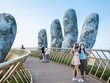 Du khách tham quan chụp ảnh tại cầu Vàng. (Ảnh: TTXVN phát).