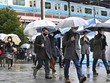 Người dân đeo khẩu trang phòng lây nhiễm COVID-19 tại Tokyo, Nhật Bản. (Ảnh: Kyodo/TTXVN)