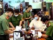 Lực lượng chức năng khám xét nơi ở của Nguyễn Bá Quận (áo sơ mi). (Nguồn: VTCNews).