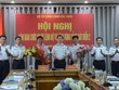 Thiếu tướng Bùi Quốc Oai chúc mừng Đại tá Trần Quang Tuấn và Thượng tá Trần Xuân Lương. Ảnh QĐND.