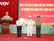 Chủ tịch UBND thành phố Cần Thơ tặng hoa - thừa quỷ quyền của Bộ trưởng Bộ Công an Thiếu tướng Nguyễn Văn Thuận trao quyết định bổ nhiệm Phó Giám đốc Công an.