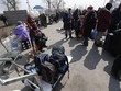 Người dân Ukraine sơ tán khỏi thành phố Mariupol. (Ảnh: THX/TTXVN).