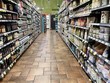 Các kệ hàng tại một chợ bán thực phẩm ở Arlington, Virginia, Mỹ. (Ảnh: THX/TTXVN)