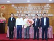 Ông Nguyễn Thành Sinh (ảnh giữa) nhận hoa chúc mừng. (ảnh: Cao Cường)