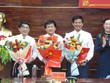 Bà Bùi Thị Quỳnh Vân, Bí thư Tỉnh uỷ, Chủ tịch HĐND tỉnh Quảng Ngãi trao Quyết định và tặng hoa chúc mừng các cá nhân nhận nhiệm vụ mới.