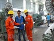 Công nhân Tổng Công ty Điện lực Hà Nội tuyên truyền tiết kiệm điện, sử dụng điện an toàn và hiệu quả cho các hộ Kl994 nhà cái bóng đá world cup trên địa bàn huyện Thanh Oai. (Ảnh: Ngọc Hà/TTXVN).