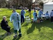 Nhân viên y tế lấy mẫu xét nghiệm COVID-19. (Ảnh: AFP/TTXVN).