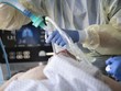 Nhân viên y tế điều trị cho bệnh nhân COVID-19. (Ảnh: AFP/TTXVN)