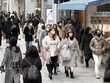 Người dân đeo khẩu trang phòng dịch COVID-19 tại Tokyo, Nhật Bản. (Ảnh: Kyodo/TTXVN)