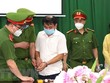 Cơ quan Cảnh sát Điều tra - Công an tỉnh Hà Giang thi hành quyết định bắt tạm giam 4 tháng đối với bị can Nguyễn Trần Tuấn, Giám đốc CDC Hà Giang. (Ảnh: Minh Tâm/TTXVN).