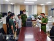Lực lượng chức năng đọc lệnh bắt các bị can liên quan đến vụ án xảy ra tại Bệnh viện Đa khoa Đồng Nai, Công ty AIC và các đơn vị liên quan. (Ảnh: Phạm Kiên/TTXVN)