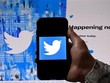 Biểu tượng Twitter trên màn hình điện thoại và máy tính ở Washington, DC, Mỹ. (Ảnh: AFP/TTXVN).