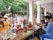 Du khách tham quan, trải nghiệm tại Lễ hội quà tặng Du lịch Hà Nội 2022, do Sở Du lịch Hà Nội tổ chức. (Ảnh: Hồng Hạnh)