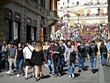 Người dân và du khách đi dạo ở Via dei Condotti, Rome (Italy). (Ảnh: THX/TTXVN).