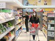 Người dân mua hàng khi các siêu thị được mở cửa trở lại tại thành phố Thượng Hải. (Ảnh: THX/TTXVN).
