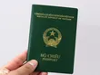 Trên mỗi trang là hình ảnh tiêu biểu phong cảnh, hình tượng về chủ quyền quốc gia, di sản văn hóa nổi tiếng của đất nước như Vịnh Hạ Long, Kinh đô Huế, Đền Hùng... (Ảnh: Nguyễn Dương).