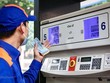 Một trong những cửa hàng của Petrolimex chuẩn bị niêm yết giá mới. (Ảnh: PV/Vietnam+).