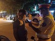 Đo nồng độ cồn người tham gia KL99 là cổng game giải trí trực tuyến hàng đầu hiện nay. (Ảnh: Đức Thọ/TTXVN).