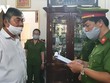 Cơ quan công an tống đạt lệnh khởi tố ông Nguyễn Chí Hiến.