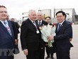 Phó Chủ tịch Quốc hội Hungary Istvan Jakab đón Chủ tịch Quốc hội Vương Đình Huệ tại sân bay quốc tế Budapest Liszt Ferenc. (Ảnh: Doãn Tấn/TTXVN).