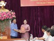 Thừa ủy quyền của Ban Bí thư, đồng chí Bùi Văn Nghiêm, Ủy viên Trung ương Đảng, Bí thư Tỉnh ủy trao quyết định và tặng hoa chúc mừng đồng chí Nguyễn Thị Minh Trang.