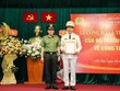 Thứ trưởng Lương Tam Quang trao quyết định, tặng hoa chúc mừng Thiếu tướng Vũ Hồng Văn, tân Cục trưởng Cục An ninh Kl991.com tải ứng dụng nội bộ. (Nguồn: Tiền Phong).