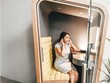 Không gian riêng tư và tiện nghi của “kén văn phòng” giúp nâng cao hiệu suất công việc.