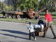 Người dân sơ tán khỏi thành phố Mariupol (Ukraine) ngày 28/4/2022. (Ảnh: THX/TTXVN)