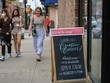 Bảng thông báo thuê nhân viên tại một cửa hàng ở New York, Mỹ. (Ảnh: AFP/TTXVN).